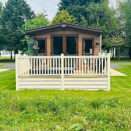 Brooksbank Lodge With Hot Tub Barmby on the Moor Exterior photo